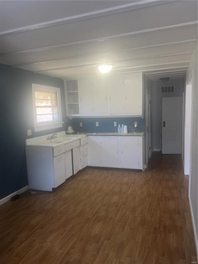 415 5TH, Poplar Bluff, Missouri 63901, 3 Bedrooms Bedrooms, 9 Rooms Rooms,2 BathroomsBathrooms,Residential,For Sale,5TH,MAR25009695