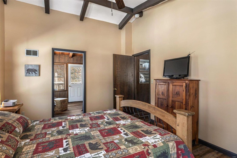 11984 Sioux Point Drive, Ste Genevieve, Missouri 63670, 4 Bedrooms Bedrooms, 10 Rooms Rooms,2 BathroomsBathrooms,Residential,For Sale,Sioux Point Drive,MAR25008546