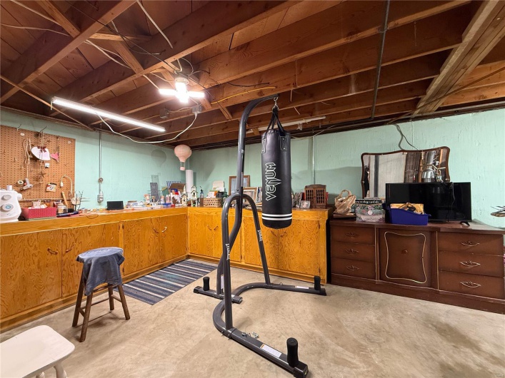 Workout area with a workshop area