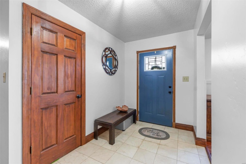 Entryway featuring a textured ceiling and baseboards