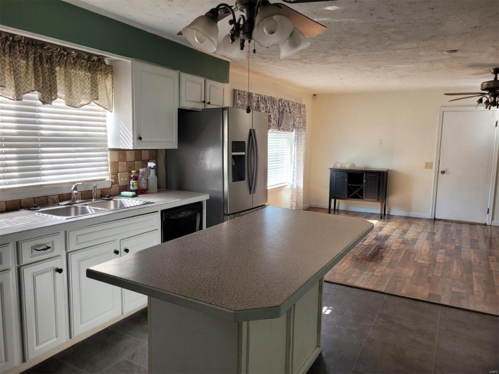 701 Sikes Avenue, Sikeston, Missouri 63801, 3 Bedrooms Bedrooms, 8 Rooms Rooms,1 BathroomBathrooms,Residential,For Sale,Sikes,MAR25010412