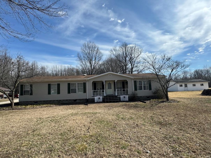 Manufactured / mobile home featuring crawl space, a porch, and a front yard