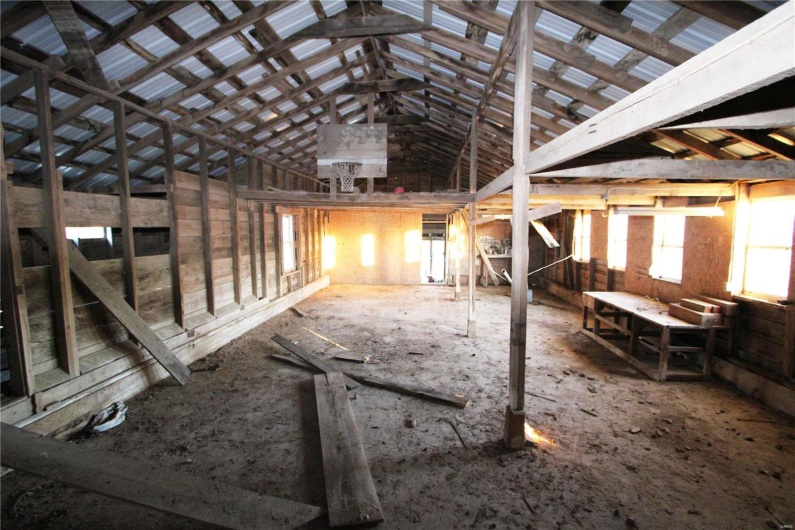 Misc room with lofted ceiling