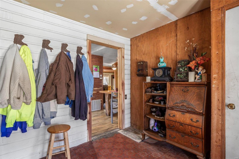 631 Columbia Drive, Bismarck, Missouri 63624, 3 Bedrooms Bedrooms, 7 Rooms Rooms,1 BathroomBathrooms,Residential,For Sale,Columbia,MAR25012146