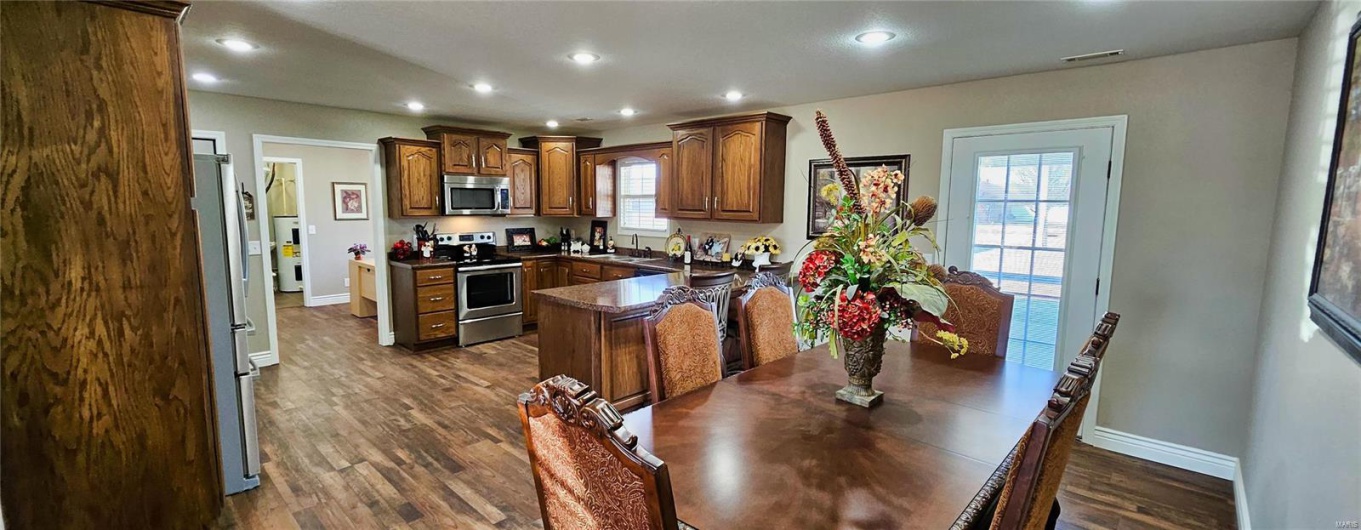 1140 Daffodil Drive, Sikeston, Missouri 63801, 3 Bedrooms Bedrooms, 7 Rooms Rooms,2 BathroomsBathrooms,Residential,For Sale,Daffodil,MAR25012361