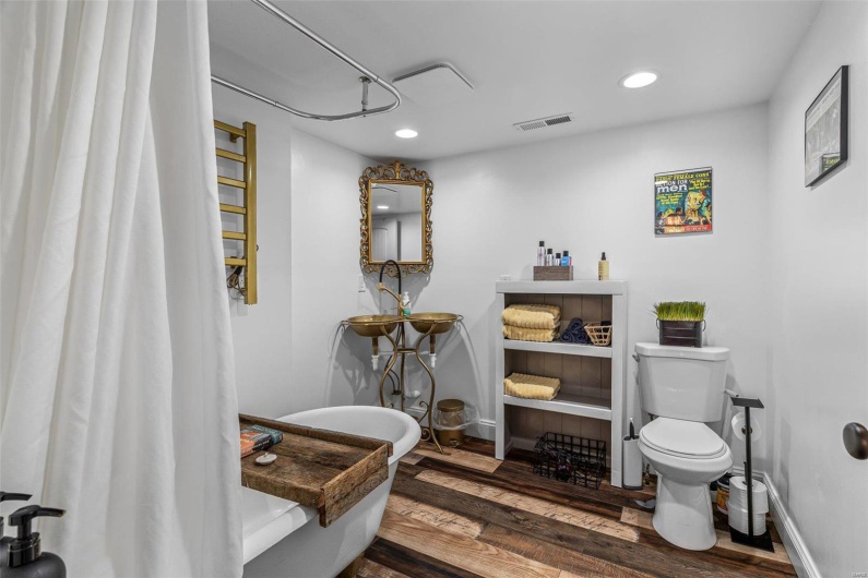 Full bath with baseboards, visible vents, toilet, wood finished floors, and recessed lighting