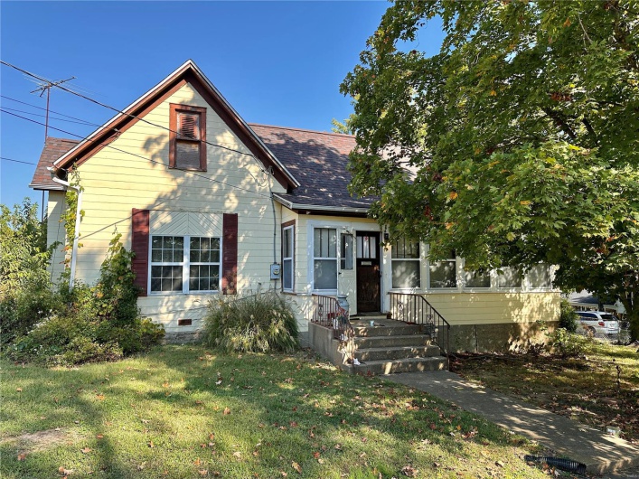 View of front of house featuring a front yard