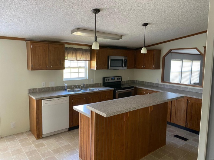 10374 Highway 60, Poplar Bluff, Missouri 63901, 3 Bedrooms Bedrooms, 8 Rooms Rooms,2 BathroomsBathrooms,Farm,For Sale,Highway 60,MAR23048173