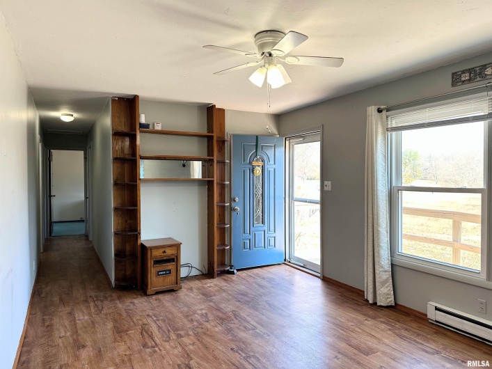 909 6TH Street, Murphysboro, Illinois 62966, 3 Bedrooms Bedrooms, 0 ,1 BathroomBathrooms,Residential,For Sale,6TH,0,RMAEB456976