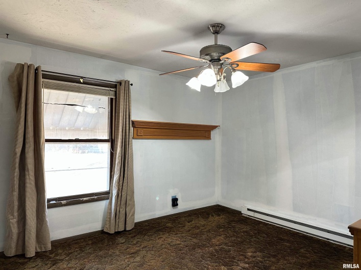 909 6TH Street, Murphysboro, Illinois 62966, 3 Bedrooms Bedrooms, 0 ,1 BathroomBathrooms,Residential,For Sale,6TH,0,RMAEB456976