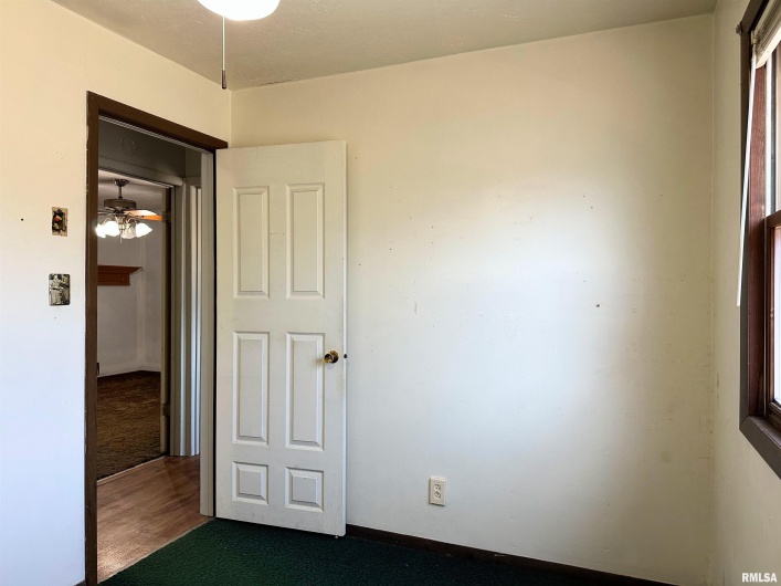 909 6TH Street, Murphysboro, Illinois 62966, 3 Bedrooms Bedrooms, 0 ,1 BathroomBathrooms,Residential,For Sale,6TH,0,RMAEB456976