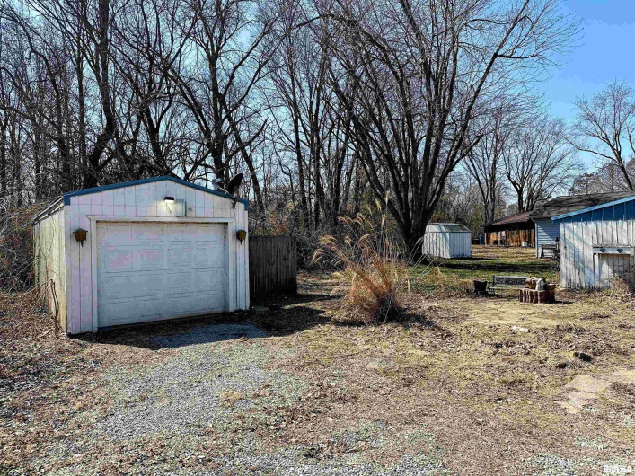 909 6TH Street, Murphysboro, Illinois 62966, 3 Bedrooms Bedrooms, 0 ,1 BathroomBathrooms,Residential,For Sale,6TH,0,RMAEB456976