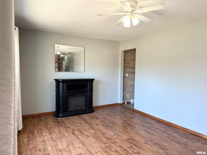 909 6TH Street, Murphysboro, Illinois 62966, 3 Bedrooms Bedrooms, 0 ,1 BathroomBathrooms,Residential,For Sale,6TH,0,RMAEB456976