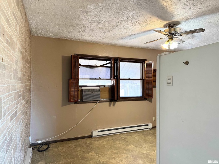 909 6TH Street, Murphysboro, Illinois 62966, 3 Bedrooms Bedrooms, 0 ,1 BathroomBathrooms,Residential,For Sale,6TH,0,RMAEB456976