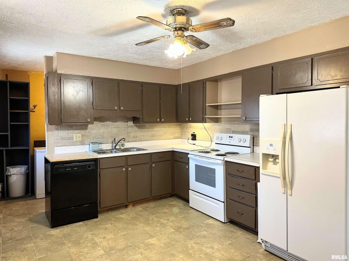 909 6TH Street, Murphysboro, Illinois 62966, 3 Bedrooms Bedrooms, 0 ,1 BathroomBathrooms,Residential,For Sale,6TH,0,RMAEB456976
