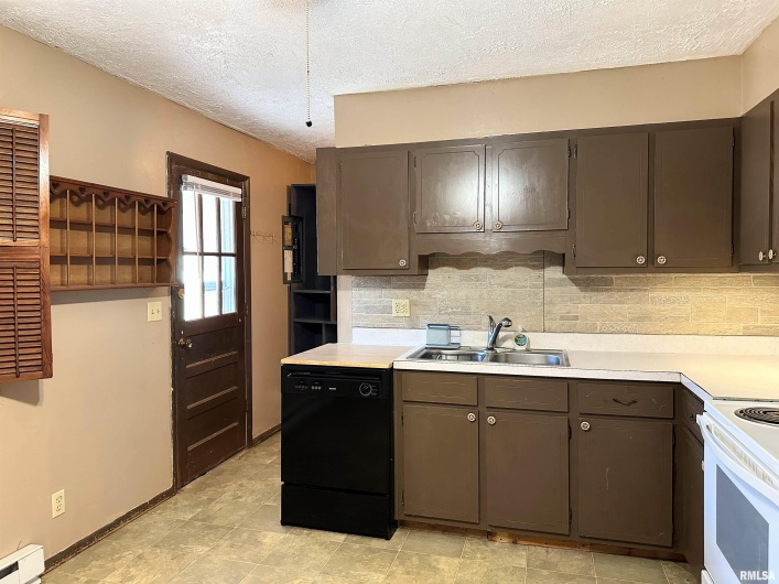 909 6TH Street, Murphysboro, Illinois 62966, 3 Bedrooms Bedrooms, 0 ,1 BathroomBathrooms,Residential,For Sale,6TH,0,RMAEB456976