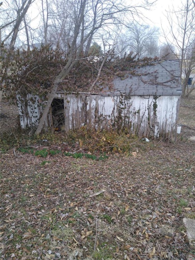 View of yard with an outdoor structure