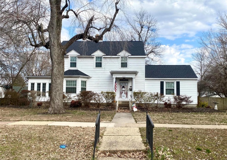 Traditional-style house 