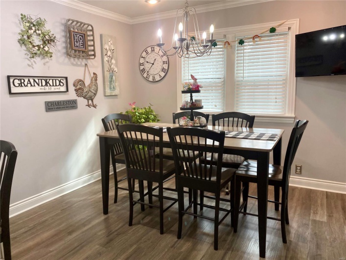 eat in kitchen/ breakfast room