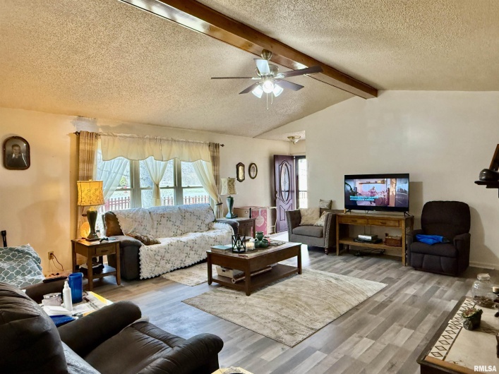 6 CARRIAGE Lane, Metropolis, Illinois 62960, 3 Bedrooms Bedrooms, 0 ,2 BathroomsBathrooms,Residential,For Sale,CARRIAGE,0,RMAEB456985