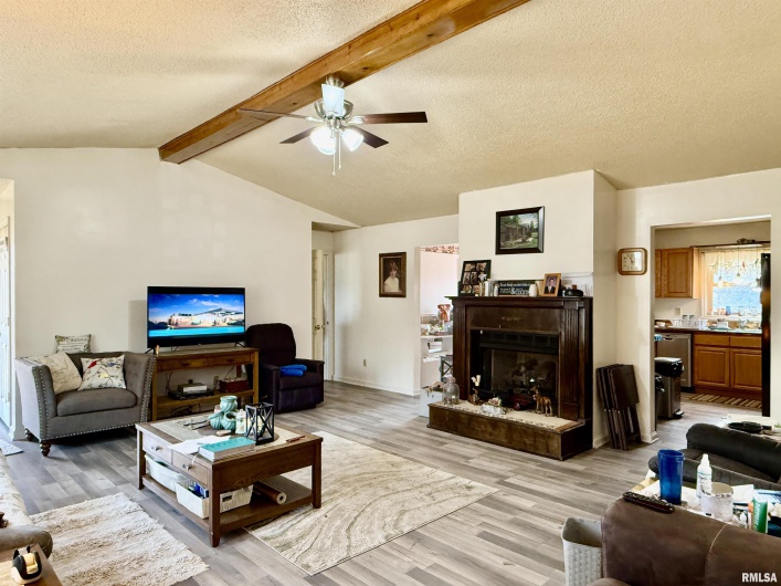 6 CARRIAGE Lane, Metropolis, Illinois 62960, 3 Bedrooms Bedrooms, 0 ,2 BathroomsBathrooms,Residential,For Sale,CARRIAGE,0,RMAEB456985