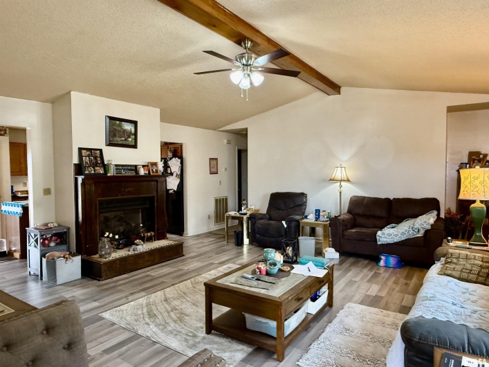 6 CARRIAGE Lane, Metropolis, Illinois 62960, 3 Bedrooms Bedrooms, 0 ,2 BathroomsBathrooms,Residential,For Sale,CARRIAGE,0,RMAEB456985