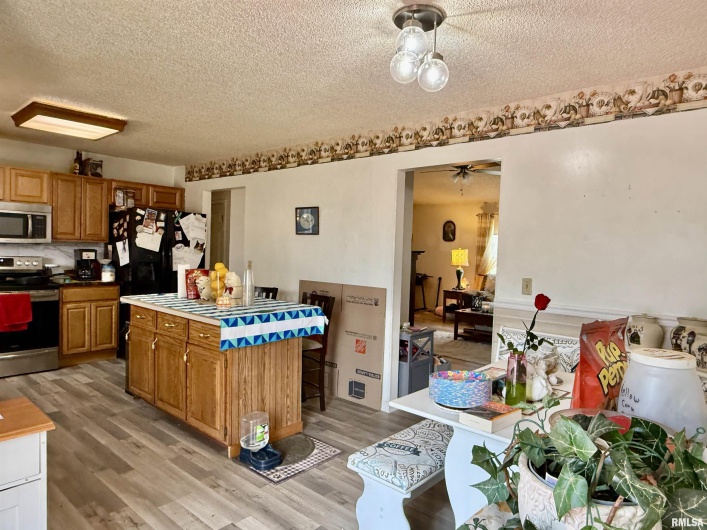 6 CARRIAGE Lane, Metropolis, Illinois 62960, 3 Bedrooms Bedrooms, 0 ,2 BathroomsBathrooms,Residential,For Sale,CARRIAGE,0,RMAEB456985