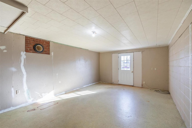 2125 Barron Road, Poplar Bluff, Missouri 63901, 4 Bedrooms Bedrooms, 12 Rooms Rooms,1 BathroomBathrooms,Residential,For Sale,Barron Road,MAR25008815