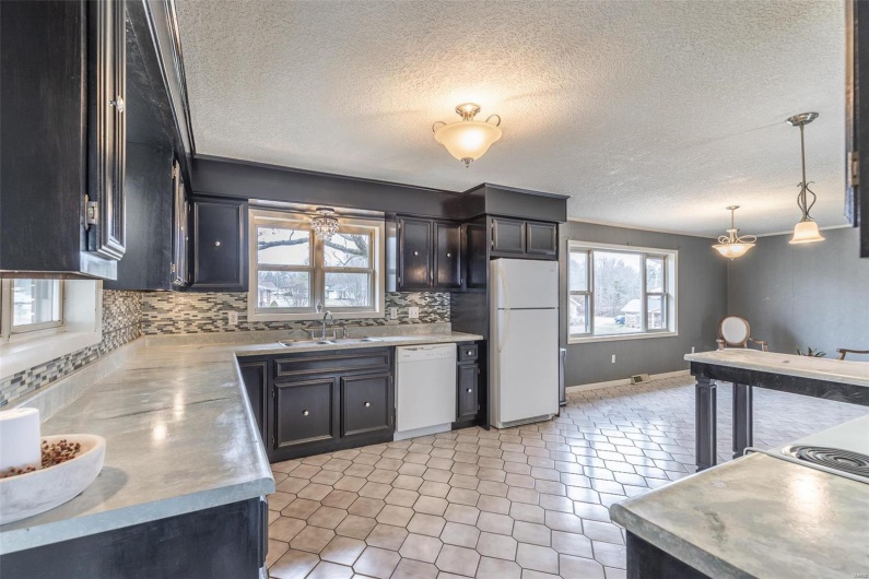 2125 Barron Road, Poplar Bluff, Missouri 63901, 4 Bedrooms Bedrooms, 12 Rooms Rooms,1 BathroomBathrooms,Residential,For Sale,Barron Road,MAR25008815