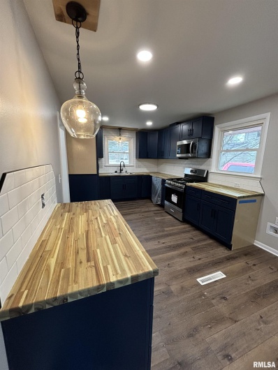213 Dorris Drive, Metropolis, Illinois 62960, 3 Bedrooms Bedrooms, 0 ,1 BathroomBathrooms,Residential,For Sale,Dorris,0,RMAEB457030