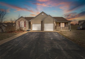 1815 Oak Knoll, Farmington, Missouri 63640, 2 Bedrooms Bedrooms, 8 Rooms Rooms,2 BathroomsBathrooms,Residential,For Sale,Oak Knoll,MAR25013190