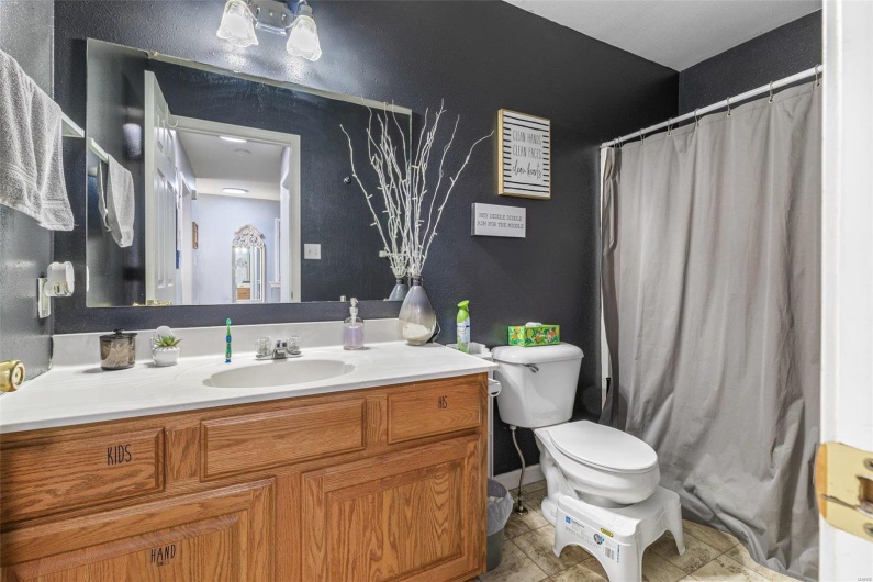 1815 Oak Knoll, Farmington, Missouri 63640, 2 Bedrooms Bedrooms, 8 Rooms Rooms,2 BathroomsBathrooms,Residential,For Sale,Oak Knoll,MAR25013190