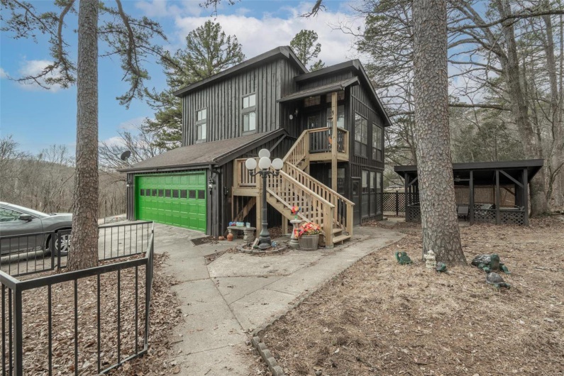 Apartment on Top Level of Garage
