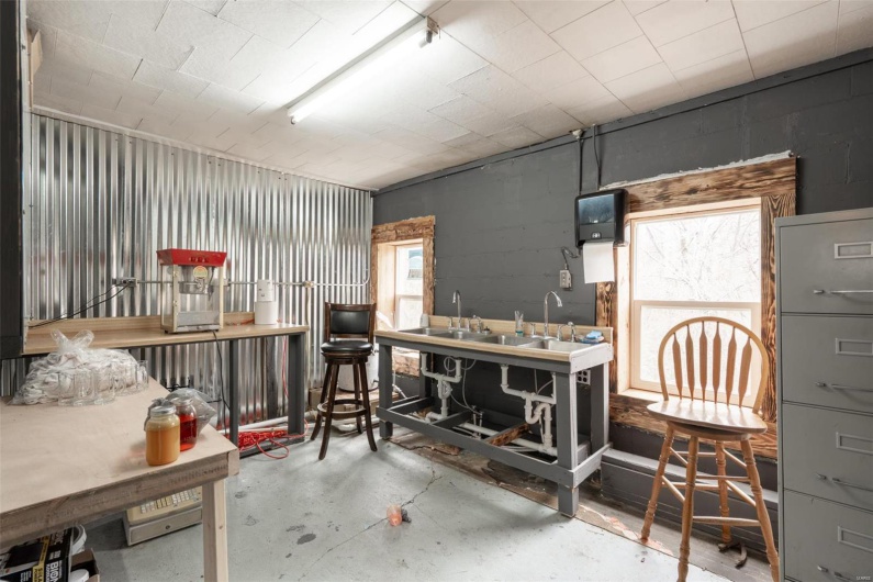 3033 Westwood Boulevard, Poplar Bluff, Missouri 63901, ,Commercial Sale,For Sale,Westwood,MAR25014463