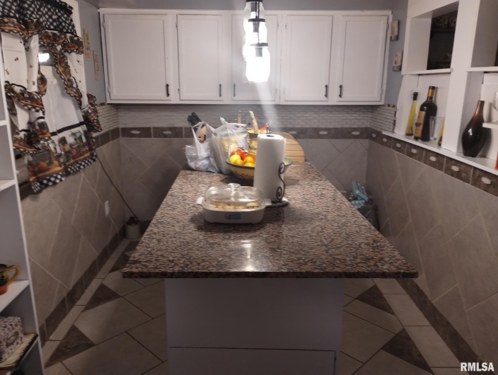 600 SKYLINE Drive, Carbondale, Illinois 62901, 3 Bedrooms Bedrooms, 0 ,2 BathroomsBathrooms,Residential,For Sale,SKYLINE,0,RMAEB457079