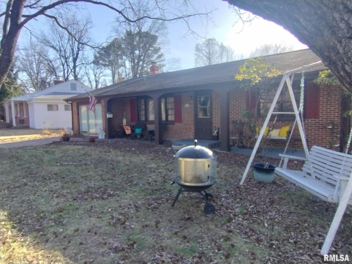 600 SKYLINE Drive, Carbondale, Illinois 62901, 3 Bedrooms Bedrooms, 0 ,2 BathroomsBathrooms,Residential,For Sale,SKYLINE,0,RMAEB457079