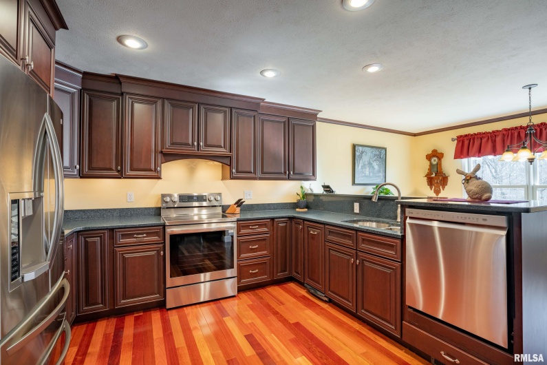 3725 ARIEL Drive, Murphysboro, Illinois 62966, 3 Bedrooms Bedrooms, 0 ,2 BathroomsBathrooms,Residential,For Sale,ARIEL,0,RMAQC4261237