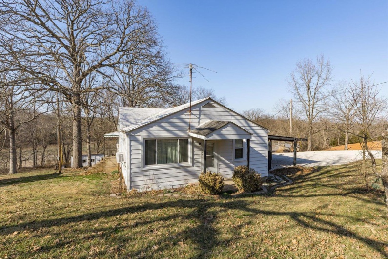 Bungalow featuring a front lawn