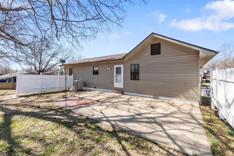 2400 National Avenue, Poplar Bluff, Missouri 63901, 4 Bedrooms Bedrooms, 7 Rooms Rooms,1 BathroomBathrooms,Residential,For Sale,National,MAR25015520