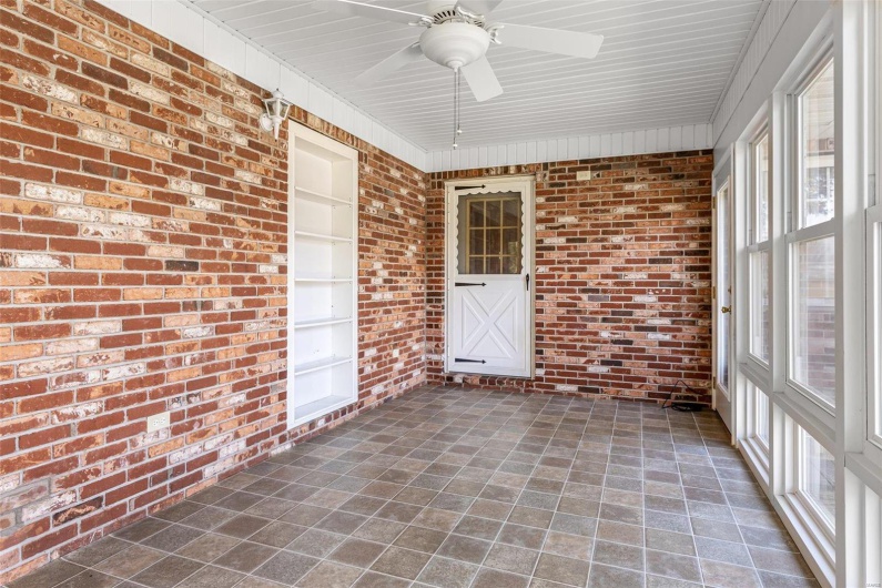 Unfurnished sunroom with ceiling fan