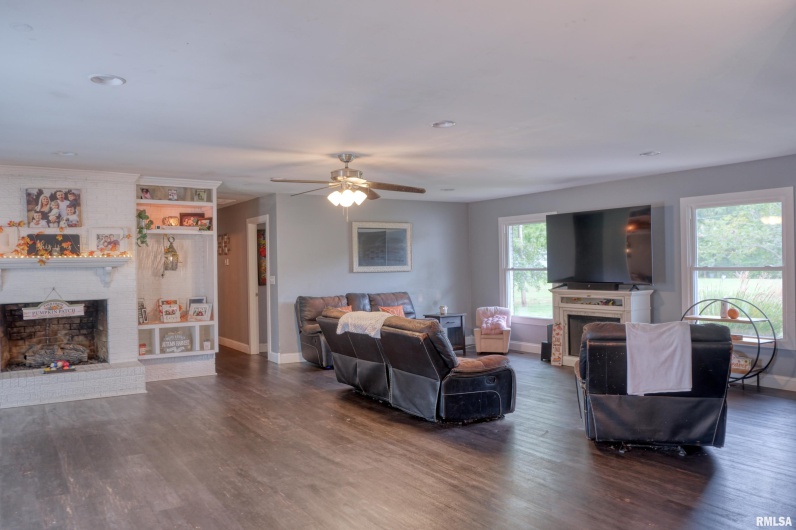 3995 Route 37, Marion, Illinois 62959, 5 Bedrooms Bedrooms, 0 ,3 BathroomsBathrooms,Residential,For Sale,Route 37,0,RMAEB455352