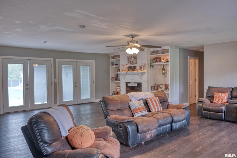 3995 Route 37, Marion, Illinois 62959, 5 Bedrooms Bedrooms, 0 ,3 BathroomsBathrooms,Residential,For Sale,Route 37,0,RMAEB455352