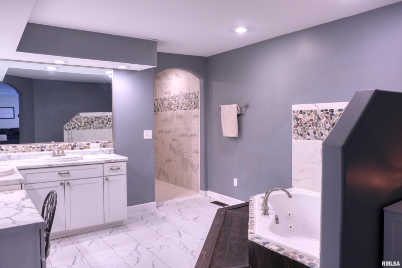 3995 Route 37, Marion, Illinois 62959, 5 Bedrooms Bedrooms, 0 ,3 BathroomsBathrooms,Residential,For Sale,Route 37,0,RMAEB455352