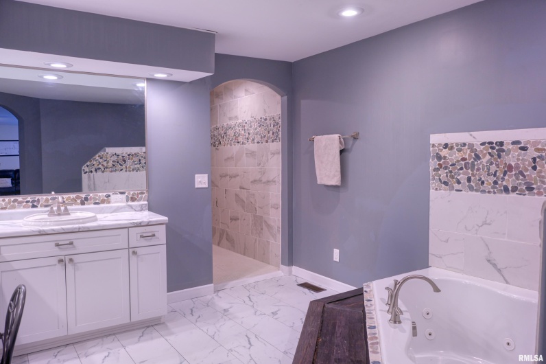 3995 Route 37, Marion, Illinois 62959, 5 Bedrooms Bedrooms, 0 ,3 BathroomsBathrooms,Residential,For Sale,Route 37,0,RMAEB455352