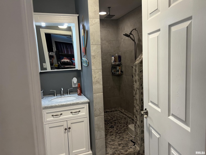 3995 Route 37, Marion, Illinois 62959, 5 Bedrooms Bedrooms, 0 ,3 BathroomsBathrooms,Residential,For Sale,Route 37,0,RMAEB455352