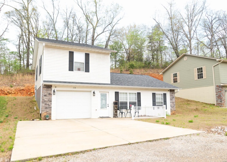 114 Mayson Lane, Poplar Bluff, Missouri 63901, 3 Bedrooms Bedrooms, 7 Rooms Rooms,2 BathroomsBathrooms,Residential,For Sale,Mayson,MAR24058171