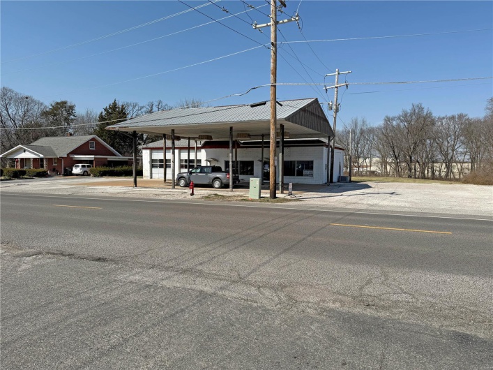 425 W Market St, Red Bud, Illinois 62278, ,Commercial Sale,For Sale,W Market St,MAR25015264