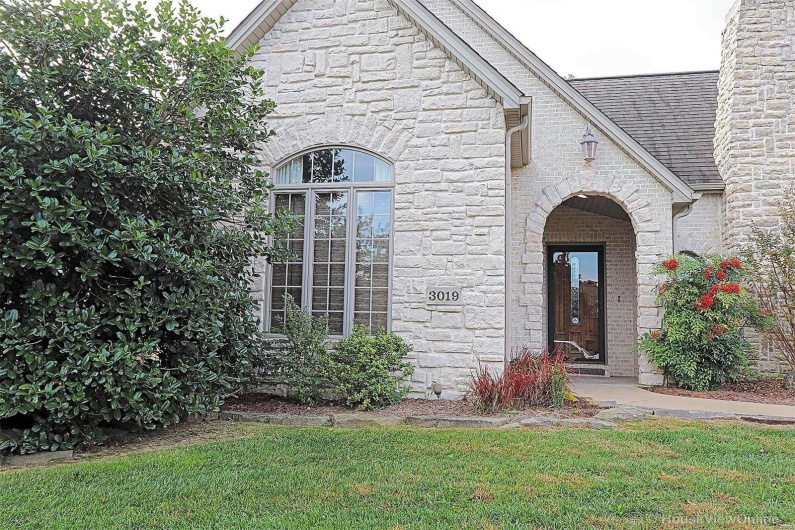 Entrance to property featuring a yard