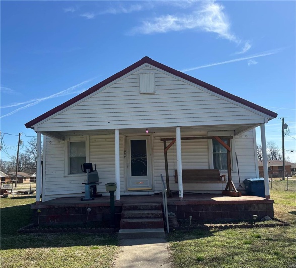 527 Main Street, New Madrid, Missouri 63869, 2 Bedrooms Bedrooms, 5 Rooms Rooms,1 BathroomBathrooms,Residential,For Sale,Main,MAR25016354