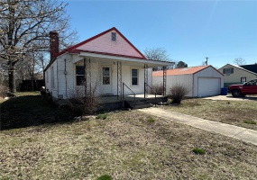 104 Selma Street, Sikeston, Missouri 63801, 2 Bedrooms Bedrooms, 5 Rooms Rooms,1 BathroomBathrooms,Residential,For Sale,Selma,MAR25016400
